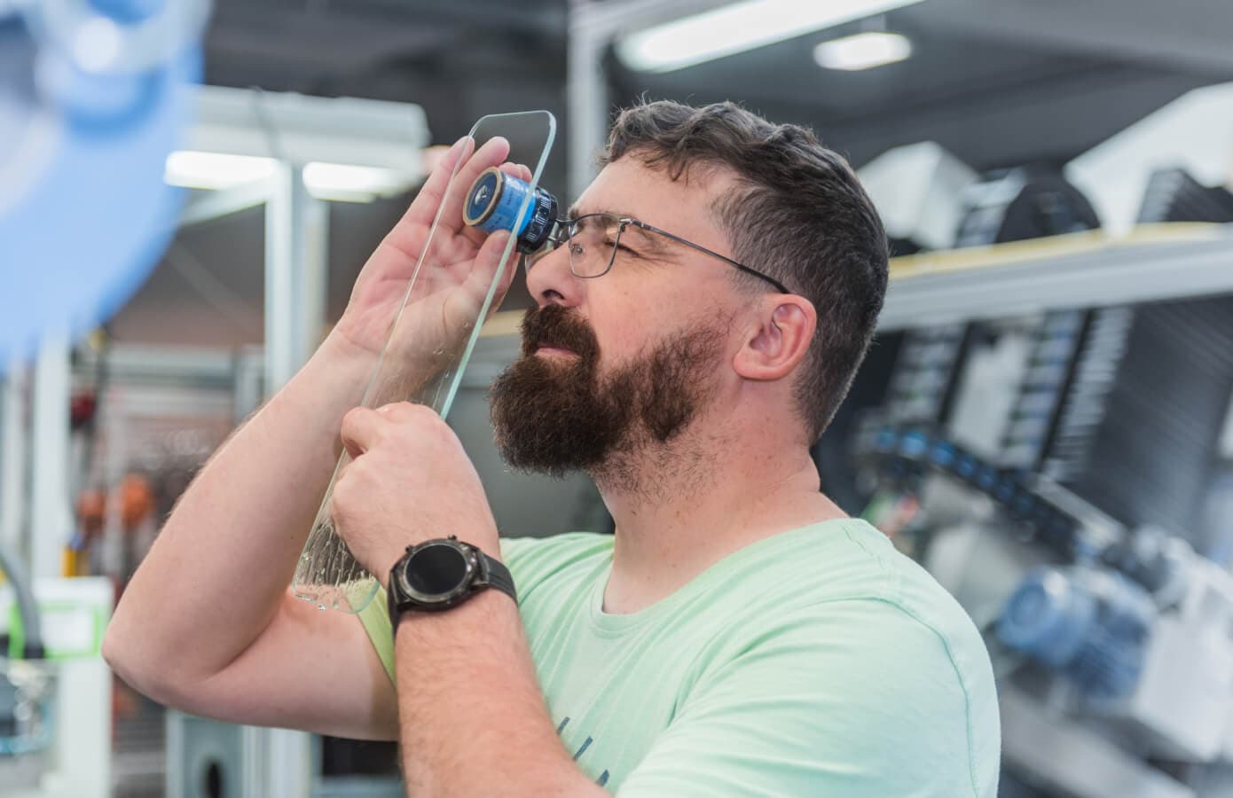 Pracovník výroby – zpracování skla ve společnosti Irlbacher
